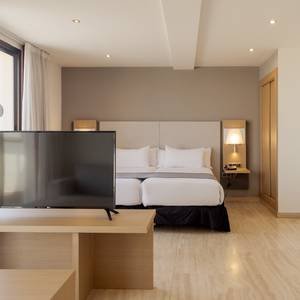 Room junior suite Hotel ILUNION Almirante Barcelona